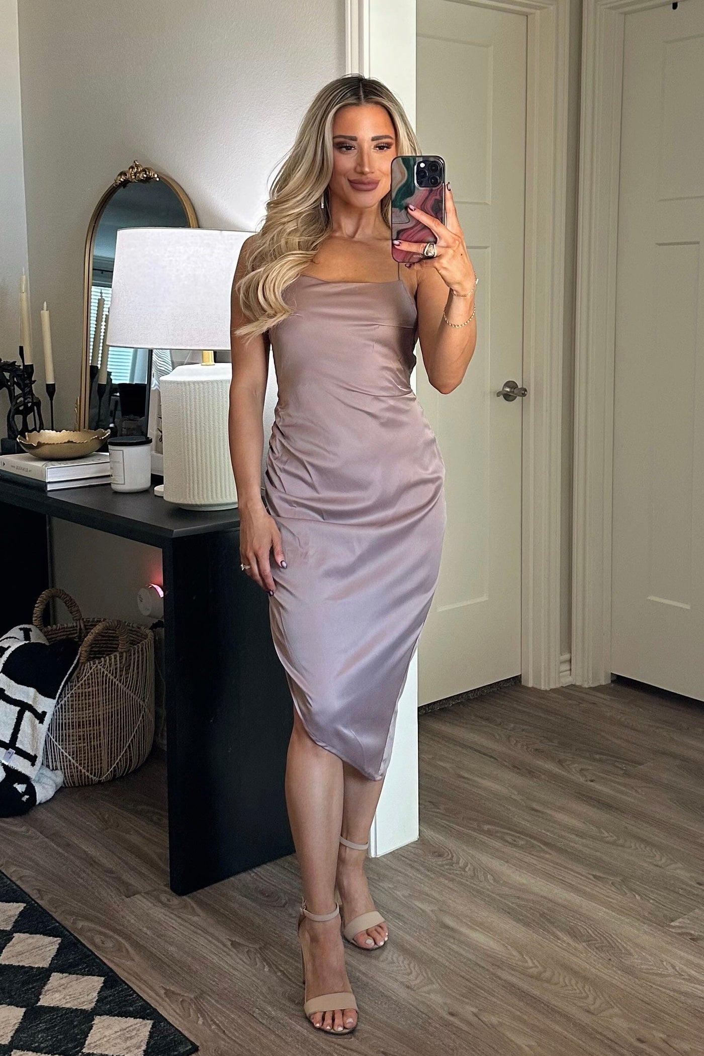 Bella and Bloom Boutique - Fall With Me Lace Up Back Midi Dress: Mocha Bella and Bloom Boutique - Fall With Me Lace Up Back Midi Dress: Mocha